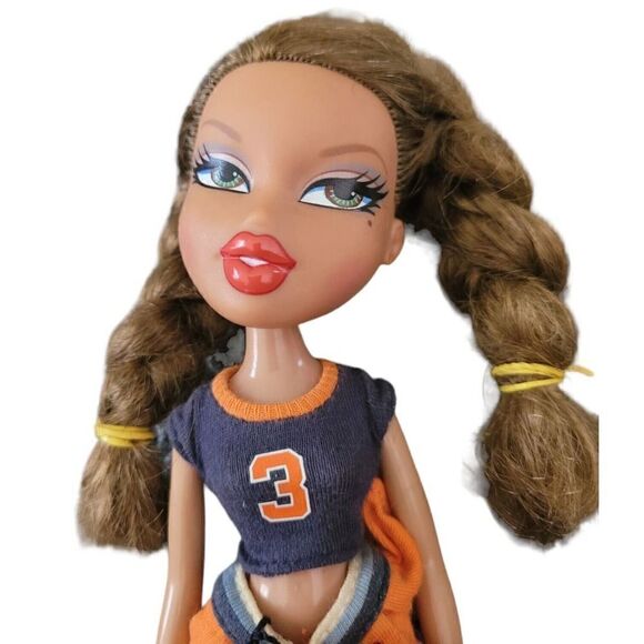 BRATZ Play Sportz Slammin' Soccer YASMIN Doll 2005 w/Accessories ONLY 1 Foot - Picture 3 of 4